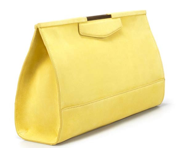 Chiếc túi nhỏ xinh màu vàng trông thật duyên dáng với phần thân uốn lượn. Xem thêm: Những chiếc túi "nhìn là mê" của Sao.